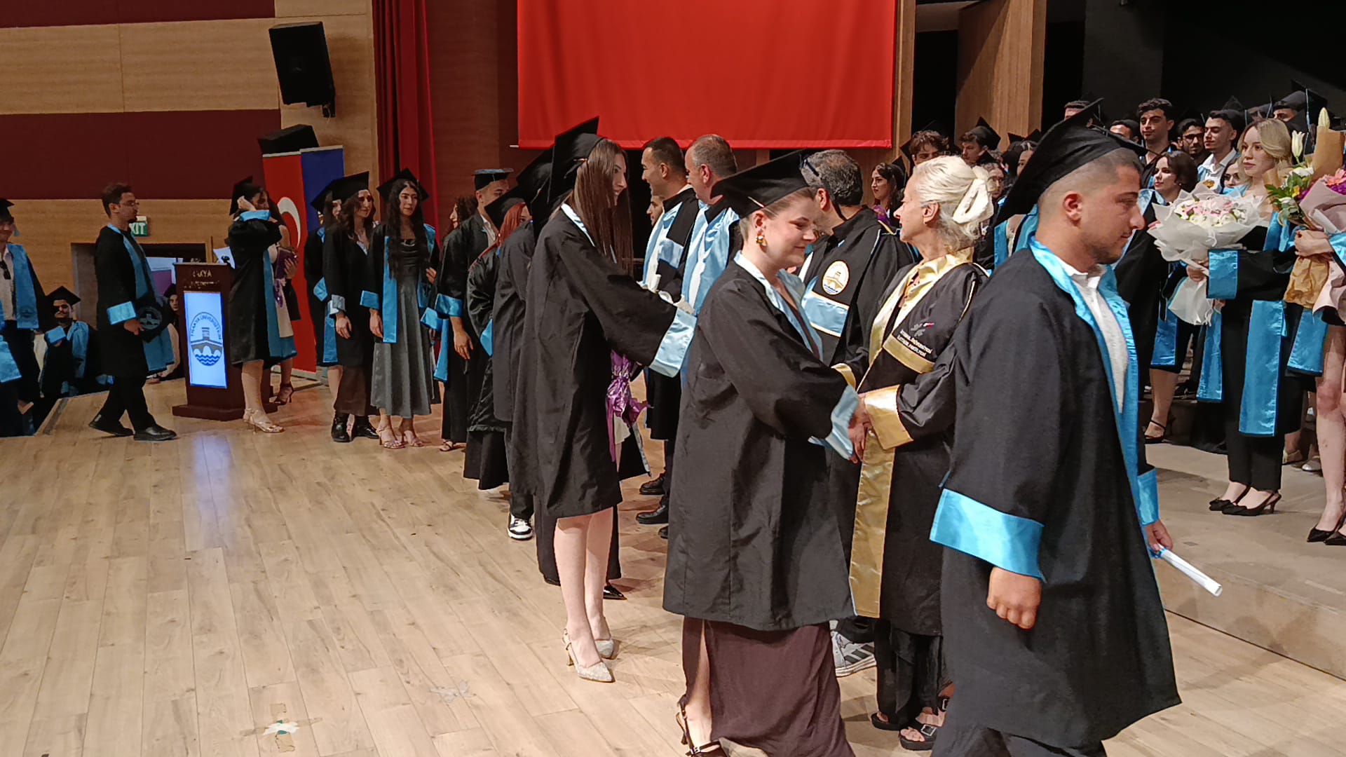 Trakya Üniversitesi Edirne Teknik Bilimler Meslek Yüksekokulu'nun 2025-2026 akademik yılı mezuniyet töreni, Balkan Kongre Merkezi’nde coşkuyla gerçekleştirildi.